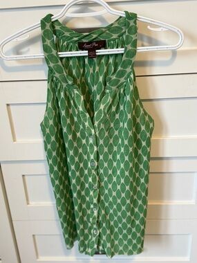 Sweet Pea Green Geometric Sleeveless Button-Up Top